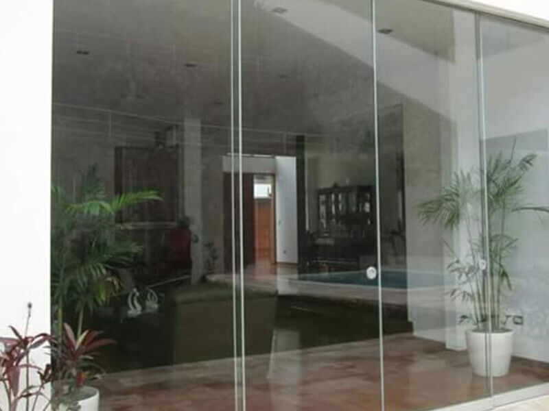 Mampara de vidrio en Villa el Salvador - PARDO ARQUITECTOS | Construex