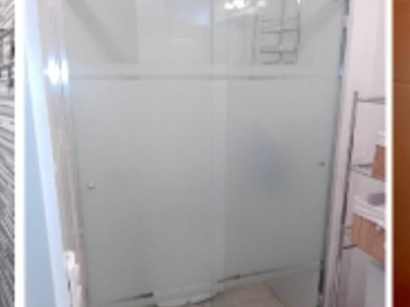 puerta de ducha corrediza - Edificaciones Palomino y Vidriería | Construex
