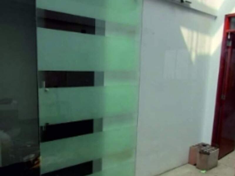 puerta colgante corrediza - Vidrieria y Aluminios JS Alvarado SAC | Construex