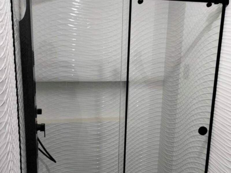 puerta abatible de vidrio - Vidrios y aluminios Saavedra | Construex