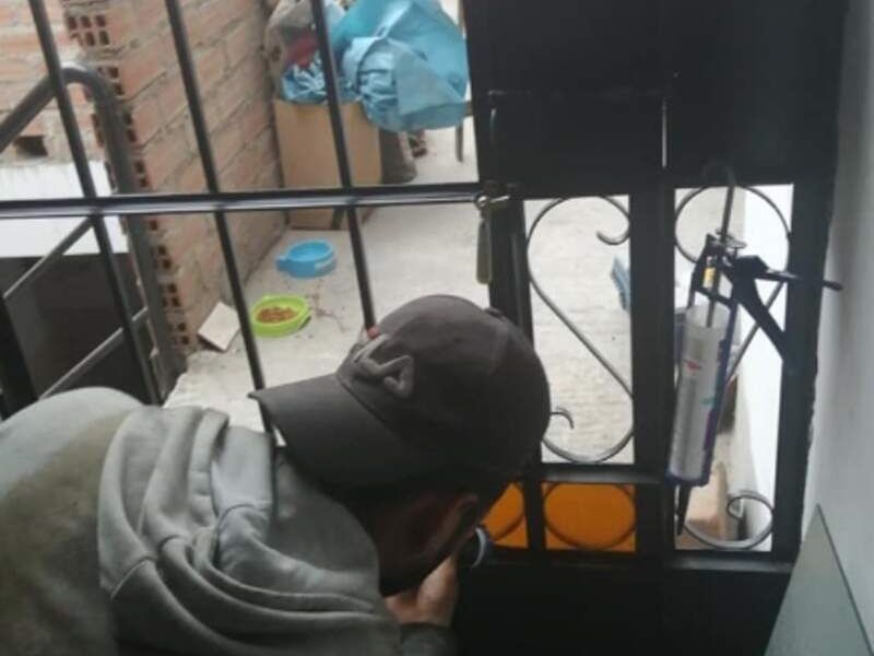 instalacion puerta metalica - GlassHome Perú | Construex