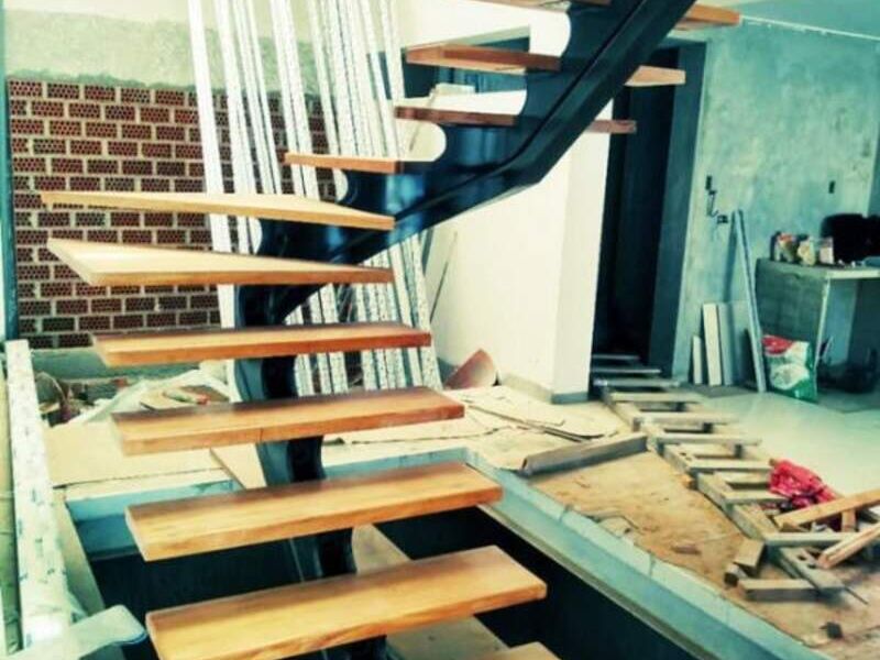 Escaleras y barandas - PUERTAS METÁLICAS RETO | Construex