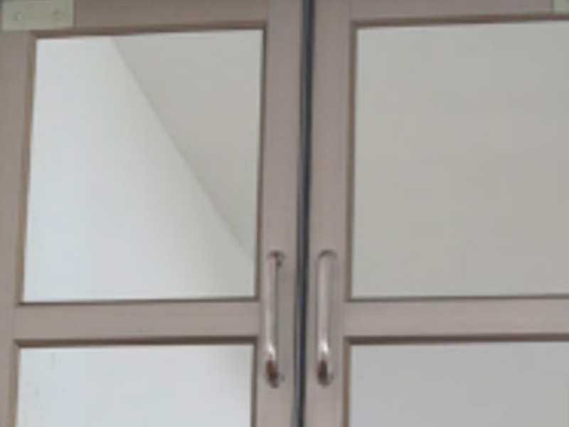 Puerta con marco de aluminio Lima C. Huamán - Corporación Huamán | Construex